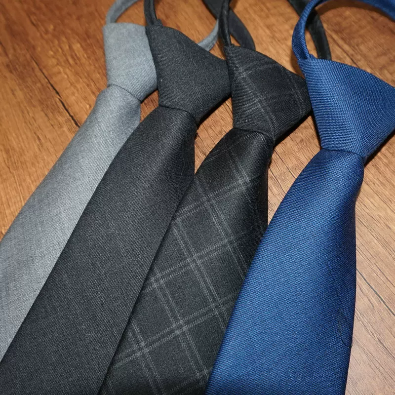 Tie knot and drape on shirt collar